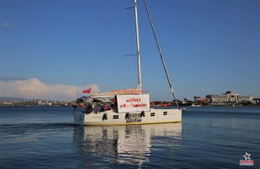 Çeşme Marina Çıkışlı Teknede Evlilik Teklifi Organizasyonu Benimle Evlenir Misin Pankartı