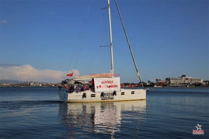 Çeşme Marina Çıkışlı Teknede Evlilik Teklifi Organizasyonu Çeşme Marina Çıkışlı Teknede Evlilik Teklifi Organizasyonu Benimle Evlenir Misin Pankartı