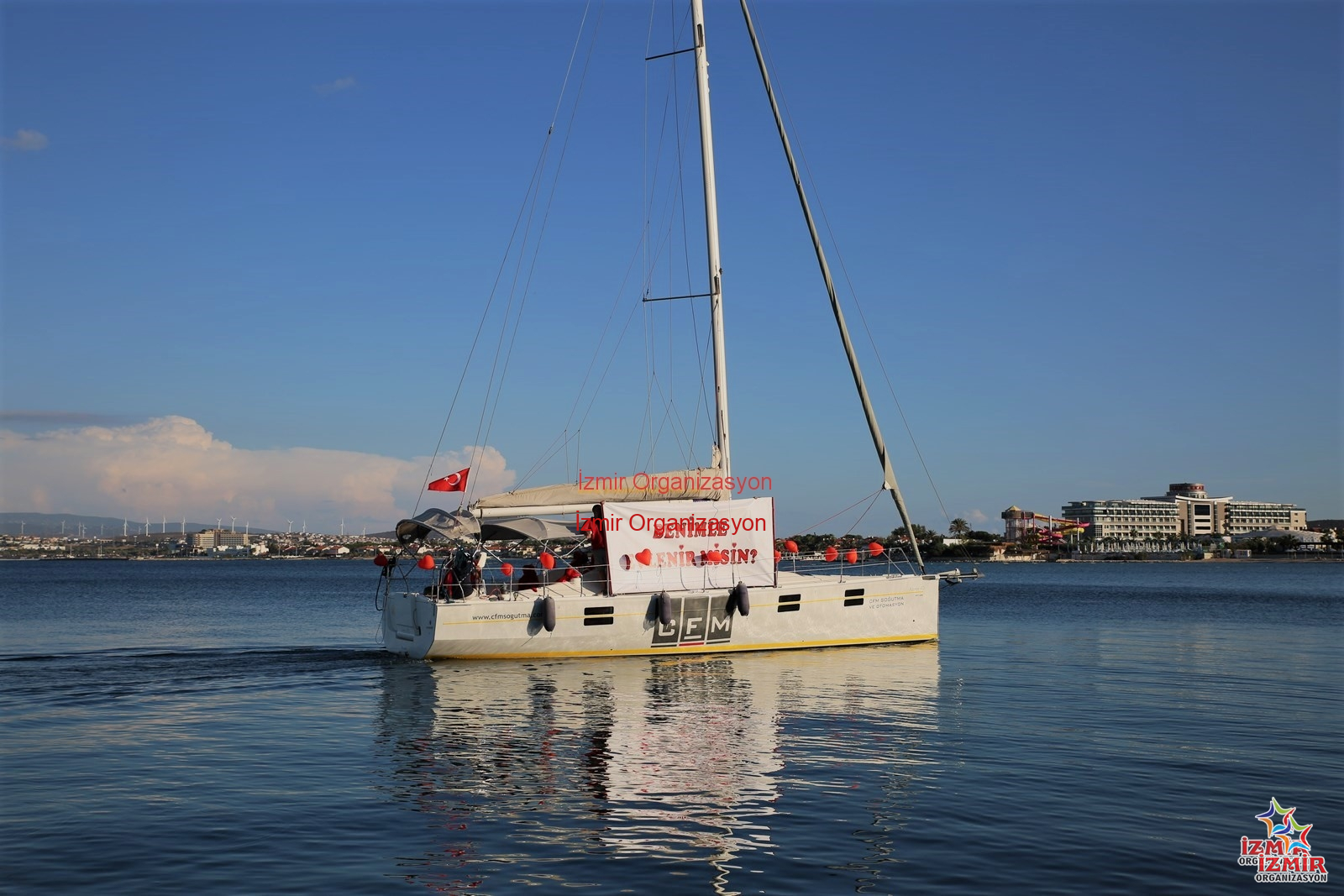 Çeşme Marina Çıkışlı Teknede Evlilik Teklifi Organizasyonu Benimle Evlenir Misin Pankartı