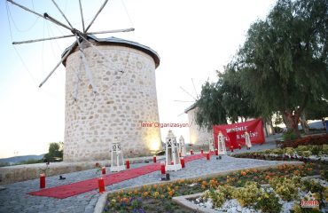 Çeşme Alaçatı Değirmenlerde Evlenme Teklifi Organizasyonu