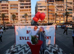 Kordon'da Evlilik Teklifi Paketi Kalpli Uçan Balon