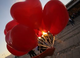 Kırmızı Kalpli Uçan Balonlar ile Evlilik Teklifi Organizasyonu İzmir