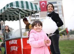 Pamuk Şeker Arabasından Pamuk Şeker Dağıtımı