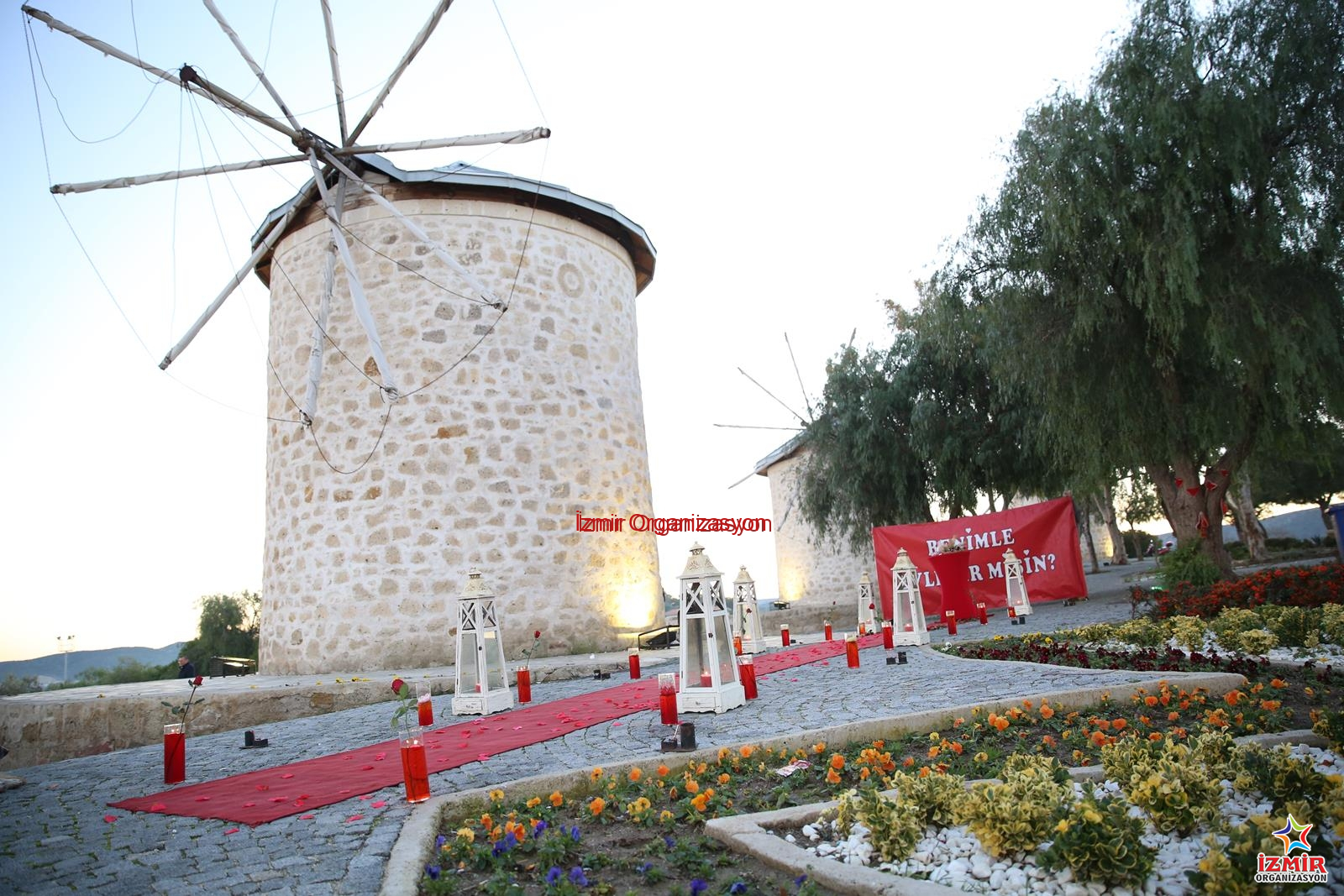 Alaçatı Değirmenlerde Evlilik Teklifi Organizasyonu İzmir Organizasyon