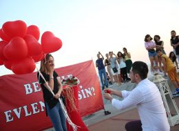 Dev Pankartla Evlilik Teklifi Organizasyonu