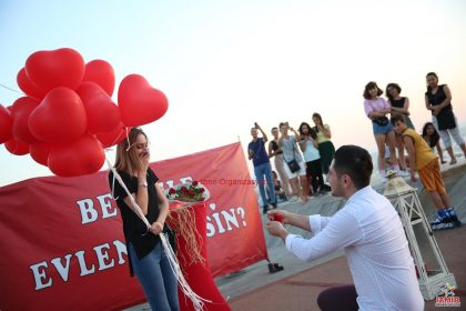Dev Pankartla Evlilik Teklifi Organizasyonu
