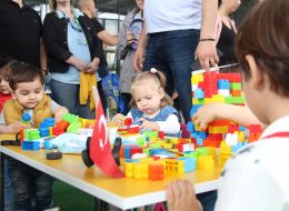 Eğitici Atölye Çalışmalarının Çocuk Oturma Grubunda Yapıldığı Anlar