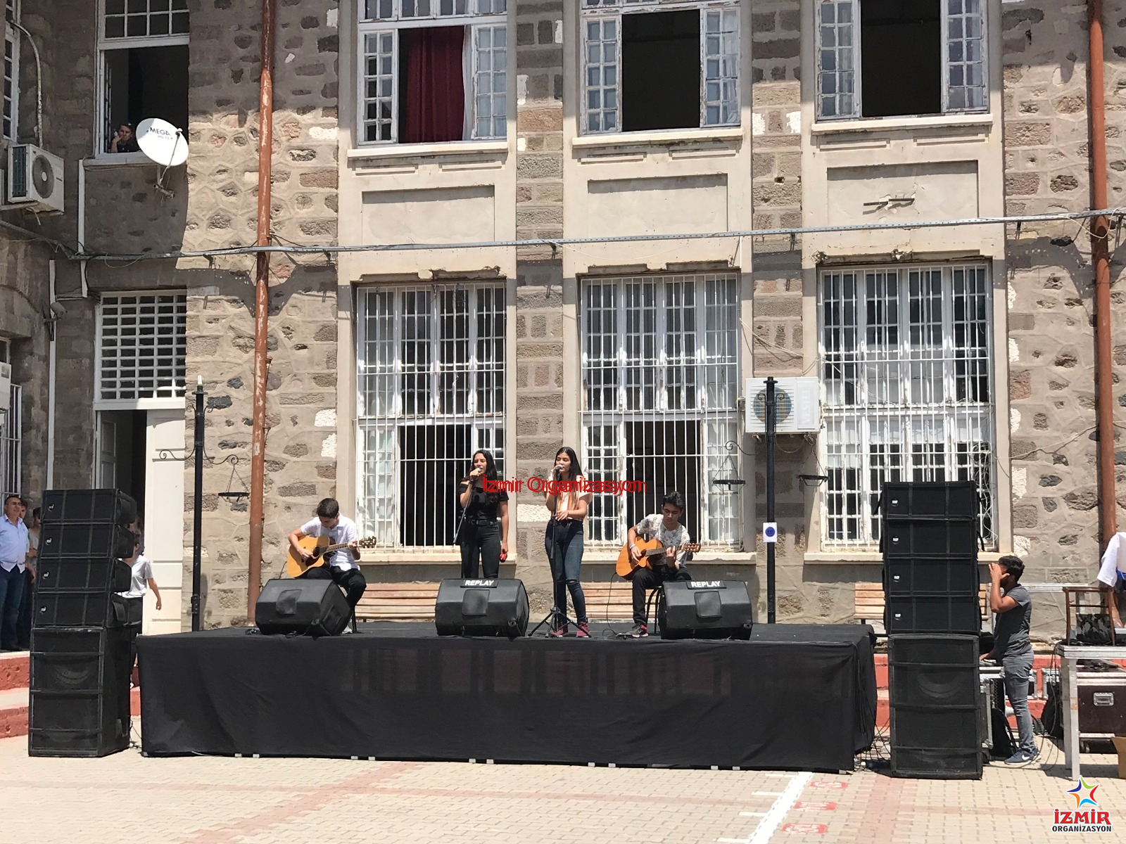 İzmir Kız Lisesi Şenlik Organizasyonu Sahne Kiralama ve Müzik Grubu Dinletisi
