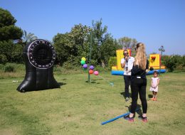 Sunucu Anonsları ile Şişme Dart Oyununda Keyifli Anlar