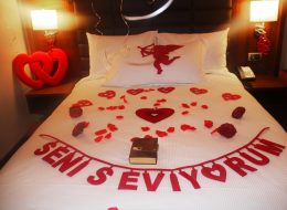 Gül Yaprakları ve Özel Objelerle Otel Odası Süsleme