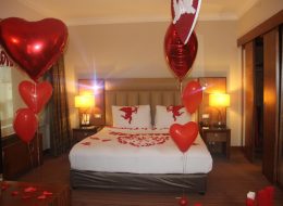 Kırmızı Kalpli Uçan Balonlar ile Otel Odası Süsleme İzmir