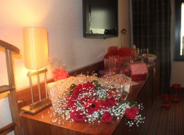 Gül Buketi ve Dekoratif Ürünlerle Otel Odası Süsleme