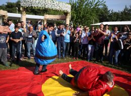 Sumo Güreşi Oyunu ve Rakibin Düştüğü An İzmir