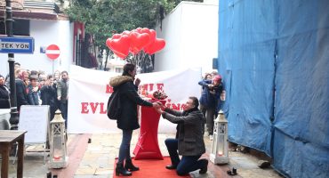 Tarihi Asansör’de Evlenme Teklifi Organizasyonu