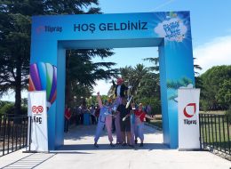Palyaço ve Tahta Bacak Gösterisi Eşliğinde Davetlileri Karşılama