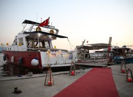 Denizci Fenerleri Kırmızı Halı ve Yer Volkanları Eşliğinde Teknede Doğum Günü Organizasyonu İzmir